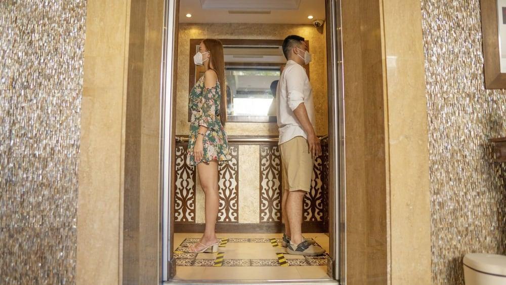 The Bellevue Resort Panglao Zewnętrze zdjęcie Social distancing in an elevator